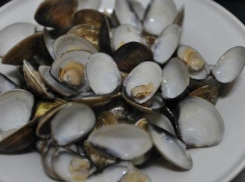 step3: 將蛤蜊放入另一盤中，以免過燙