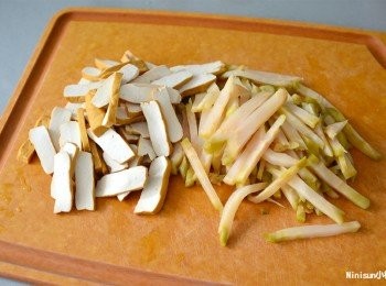 step2: 將豆干與榨菜切絲備用