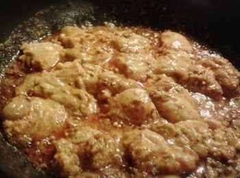 step3: 加奶油，溶化後放下雞件，煎至金黃色