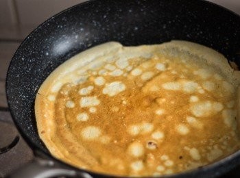 step6: 用乾淨的平底煎鍋，開中小火加熱後掃上少許牛油。鍋離火倒入粉漿，盡快攤勻粉漿至鋪勻鍋底。放回火上，用中小火煎至餅邊開始變乾及變啡色離邊。小心完整剷起餅皮，反轉煎至全熟