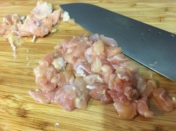 step3: 將雞脾肉去皮切粒，然後加入少許雞粉、胡椒粉、生粉、油，攪勻醃一陣約10-15分鐘