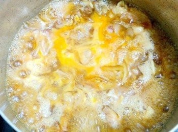 step4: 蛋液的2/3到進鍋子後,蓋上鍋蓋悶2分鐘