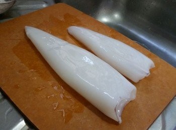 step1: -魷魚撕去紫色的衣, 洗淨，只用身的部分