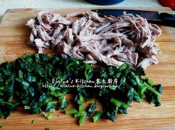 step7: 雪菜浸30分鐘後倒去水份再沖洗及搾乾水份後切粒 , 燒鴨肉亦撕成絲備用