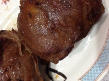 step3: 再攢入滷水放入冰糖先大火滾15分鐘後轉細火炆45分鐘至1小時，其間不時番動至牛腱上色淋身並收汁便可關火取出待凍