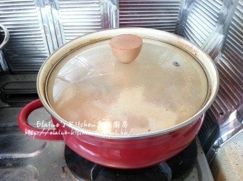step5: 用中火煲30分鐘後蓋上蓋轉慢火煲 1 1/2小時