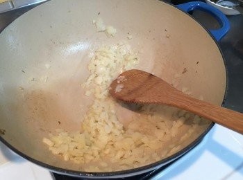 step3: 同一個鍋子放入奶油少許，炒香洋蔥丁