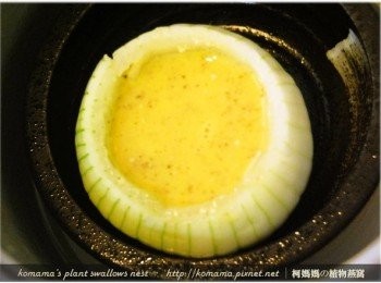 step5: 將蛋液填入至洋蔥中，再用半量杯的水，將洋蔥放入電鍋中來蒸熟。