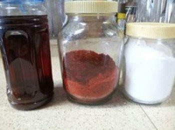 step2: 把香油、辣椒粉、鹽放入瀝乾的黃豆芽中，均勻攪拌