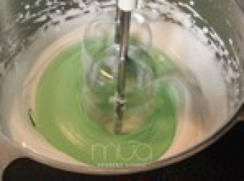 step6: 繼續打發均勻到一定硬度（40度左右）~倒盆不撒，色素在這個時候放