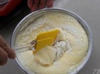 step5: 用橡皮刮刀上下翻拌均勻，不要畫圈攪拌