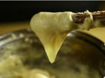 step6: 用筷子挑起麵糊，麵糊呈倒三角形狀，尖角到底部的程度約4CM左右，並且不會滑落。這個程度就表示O​​K了。不用再繼續加入雞蛋