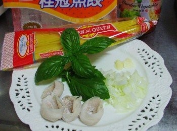 step1: 1.先準備好所需<span class="group_1">材料</span>洋蔥切細末ˊ蒜瓣切薄片
羅勒取葉片切細末備用