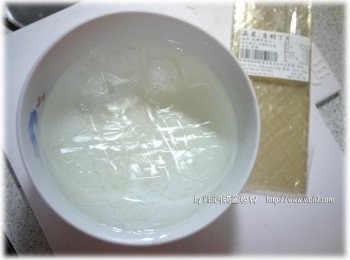 step1: 首先把吉利丁片放入冰開水 泡軟