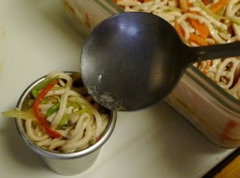 step6: 將涼拌干絲裝入小杯子中(我用烘焙直徑約5cm布丁杯)