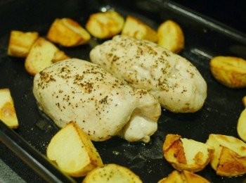 step9: 讓雞捲待涼數分鐘後，切件，配以馬鈴薯，蔬菜等及醬汁享用