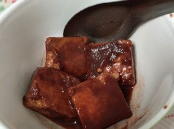 step2: 南乳4件放入碗中，可加2匙南乳汁