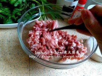 step1: 半肥瘦豬肉放入大碗內 , 加入少許水拌勻靜待數分鐘