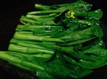 step3: 鹽1/3小茶匙，1/3小茶匙糖加少許油煮滾，焯熟菜芯，圍在雞肉四邊。