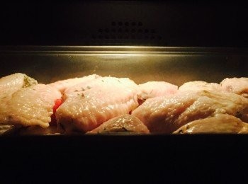 step3: <a href="https://bit.ly/3zHU5V3" target="_blank" data-keyword="雞翼" class="guide-link"><strong>雞翼</strong></a> <span style="display:inline-block;vertical-align:middle;margin-top:-3px;color:initial;border-radius:3px;padding:2px 3px;font-size:12px;line-height:14px;background:#87d300;color:#fff;">即買</span> 雞皮一面朝上，平鋪在菠蘿上，在雞皮上薄薄塗上一層橄欖油，並灑上鹽和黑椒，放入焗爐180度先焗15分鐘。