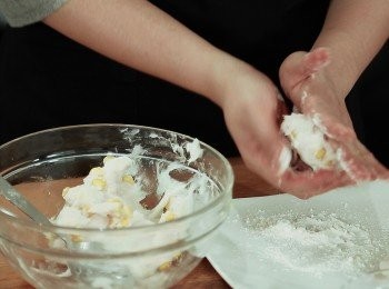 step4: 將壓扁既墨魚餅表面沾上生粉