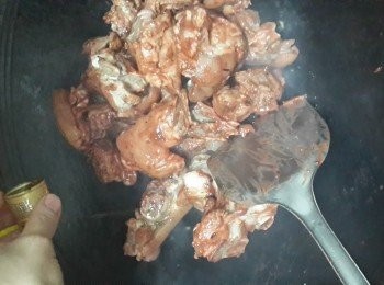 step4: 將紹興酒沿鍋倒落猪手炒勻