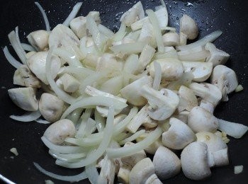 step2: 蘑菇切成四塊，加入鍋內拌炒一下