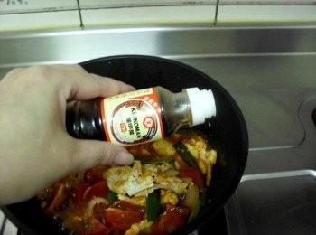 step2: 加入蕃茄醬拌炒均後開大火，再用龜甲萬甘醇醬油約1匙嗆鍋邊，帶出焦香的醬油味，