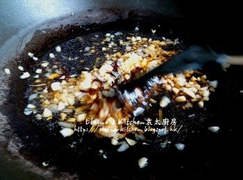 step7: 鑊中加入蒜粒 , 乾蔥粒爆香 , 加入調味汁料及水拌勻用中火煮滾