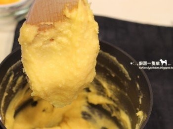 step7: 邊加蛋液邊混合至提起木匙，麵糊會呈現倒三角形緩慢流下的程度就算完成，即使還有雞蛋液也不要加了(若蛋液加完還沒達到這個程度，則視情況再增加少許蛋液)。