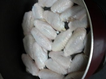 step3: 不粘鍋燒熱，將腌好的<a href="https://bit.ly/3zHU5V3" target="_blank" data-keyword="雞中翼" class="guide-link"><strong>雞中翼</strong></a> <span style="display:inline-block;vertical-align:middle;margin-top:-3px;color:initial;border-radius:3px;padding:2px 3px;font-size:12px;line-height:14px;background:#87d300;color:#fff;">即買</span> 放入鍋中(面向上)