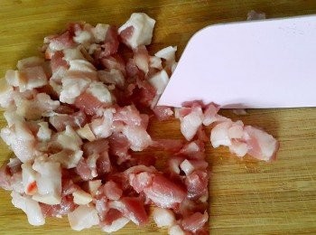 step1: 將三層肉切小丁備用