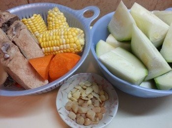 step1: 魚翅瓜浸洗乾淨後,,切成大件
豬骨出水洗淨
紅蘿蔔去皮切件
粟米拗成3段
干貝及南北杏沖洗乾淨