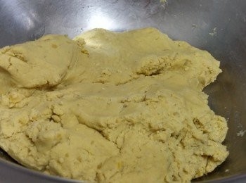 step3: 蕃薯泥加入糯米粉，糖，油搓成粉團。