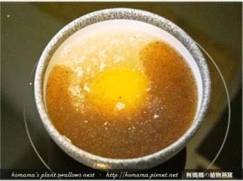 step4: 在碗中倒入黑木耳養生露與雞湯後，直接拌勻成蛋液。