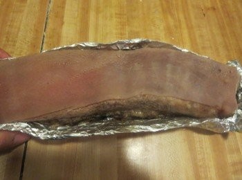 step4: 於烘焗前30-45分鐘從雪櫃取出腩肉回室溫, 及預熱焗爐至230C,再用針插透豬皮,於豬皮上搽上薄薄一層白醋, 再灑上粗鹽, 然後置放於蒸架上, 再放於焗盤中, 放入已預熱的焗爐，焗約 30-40分鐘 (視乎腩肉厚薄而定)拿出来把粗盐拿掉，再用针插，抹走渗出来的油。