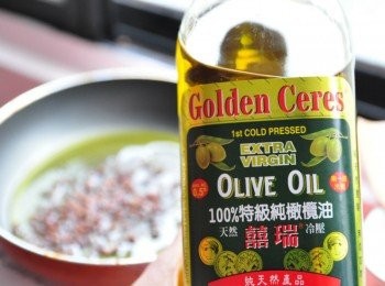 step3: 先取3大匙囍瑞橄欖油加熱~