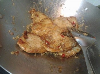 step3: 把蒜頭、紅葱頭和指天椒炒香後灒酒。下椒鹽、五香粉和糖再加入豬排炒勻便可。