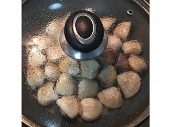 step9: 倒入米酒後蓋鍋蓋煮到蛤蜊全開。