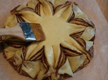 step16: 然後表面掃上一層蛋白液，放入已預熱好的烤箱用180度烤約15-20 分鐘至表面金黃色即可。