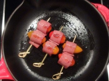 step3: 煎至兩面火腿片焦香即可起鍋,享用前撒上少許黑胡椒粉提味。