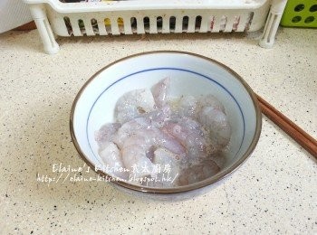 step2: 蝦仁用生粉沖洗兩次印乾水份加入1/2隻蛋白 , 胡椒粉 , 生粉拌勻 , 放入冰箱冷藏30分鐘