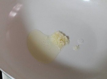 step2: 平底鍋中加入一湯匙油燒熱 , 再加入蒜泥炒香