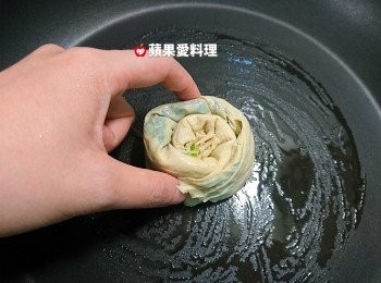 step7: 取鍋倒麻油，手拿蝸牛，將油抹勻鍋底。