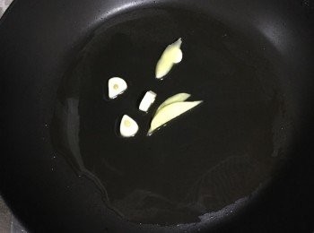 step5: 然後下尖椒翻炒。