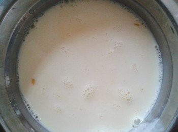step1: 先將蛋，牛奶，雲尼拿香油打發均勻