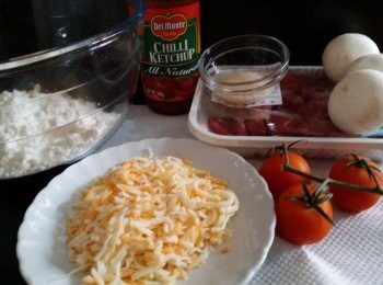 step1: 將15毫升溫水與糖和乾酵母拌勻, 放置5分鐘. 
牛柳切碎與生抽和黑胡椒醃5分鐘.
車厘蕃茄仔切片.
蘑菇切片.