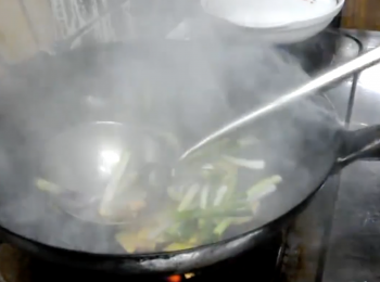 step4: 薑片蒜蓉起鑊 , 灒酒落蔥頭 ,