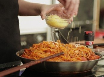 step5: 最後放入鮮茄粒及灑上意大利香草及放芝士上面後關火，待芝士焗溶後上碟