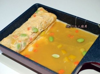 step7: 捲起的蛋捲推至鍋子最前端,鍋子抹油後倒入蛋汁重覆捲起的動作,直到蛋汁用完